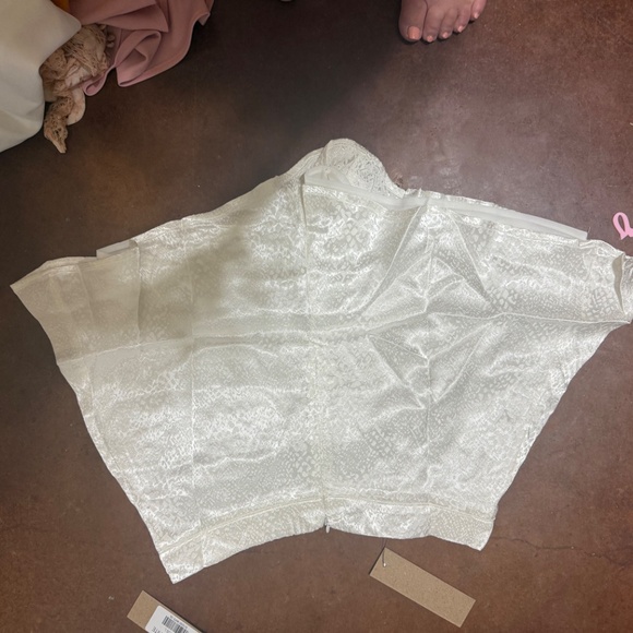 White 2-piece set top and shorts - Picture 5 of 6